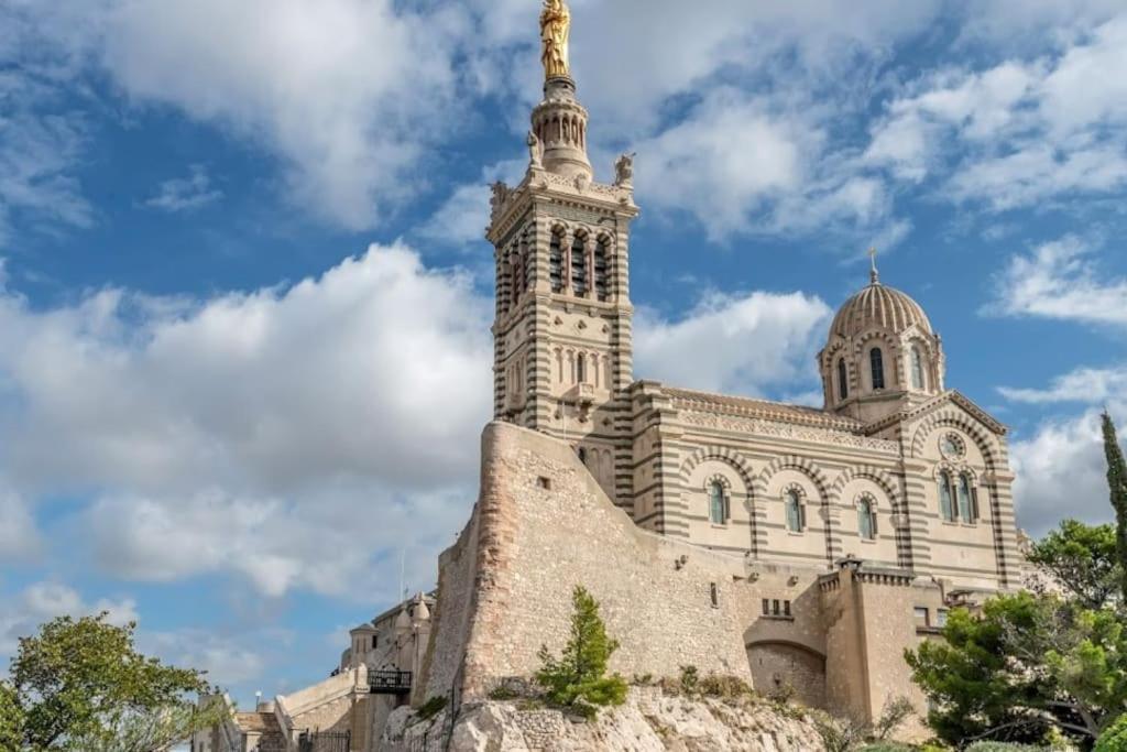 Tres Chaleureux A Marseilles